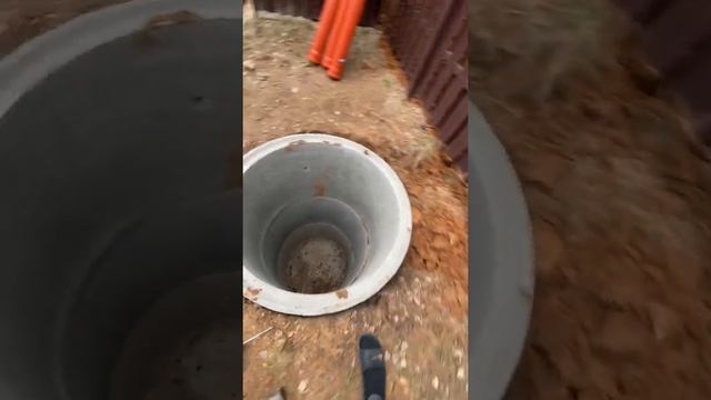 Процесс копки трехкамерного септика из бетонных колец в Щелковском районе Московской области смотреть онлайн
