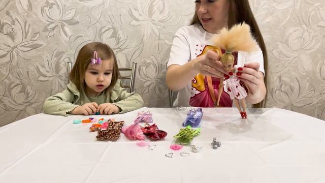 ТАСЮША И МАМА ПРИМЕРЯЮТ НОВЫЕ ПЛАТЬЯ ДЛЯ БАРБИ