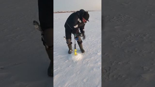 Китайский шуруповерт на зимней рыбалке. смотреть онлайн