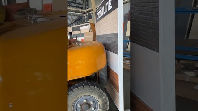 Машина въехала в дом. Имитируем удар. Сайдинг выдерживает удар смотреть онлайн