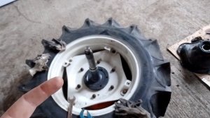 Японский минитрактор Кубота L1-255. Замена сальников на задней полуоси, вала отбора мощности и фрез