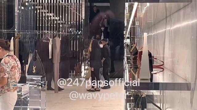 (Exclusive) Super Group Member Of  #blackpink  #rose Went Shopping In YSL And Tiffany Co. In NYC