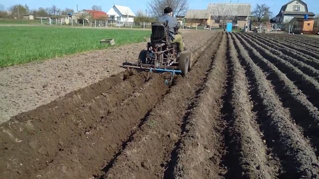 Вспашка огорода под посадку картошки Лучший самодельный трактор ЗАЗ 968М смотреть онлайн