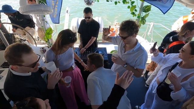 THIMOBEATS PLAYS A GROOVY SET ON A CATAMARAN IN LISBON PART 2/3 смотреть онлайн