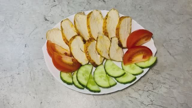 Куриные грудки в специях, запеченные в фольге в духовке, - нежнейшее и ароматное мясо