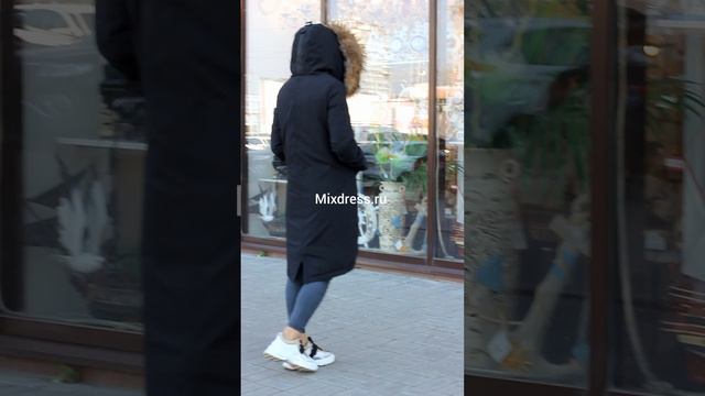 Черный зимний пуховик парка приталенный с енотом