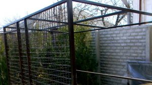 Как сделать хороший вольер для собаки из сетки канилированной в частном доме