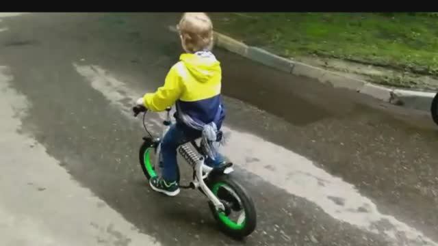 Катаемся на велике.mp4 смотреть онлайн