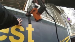 Монтаж литого баннера на бетонную стену дома | Демонтаж старого баннера