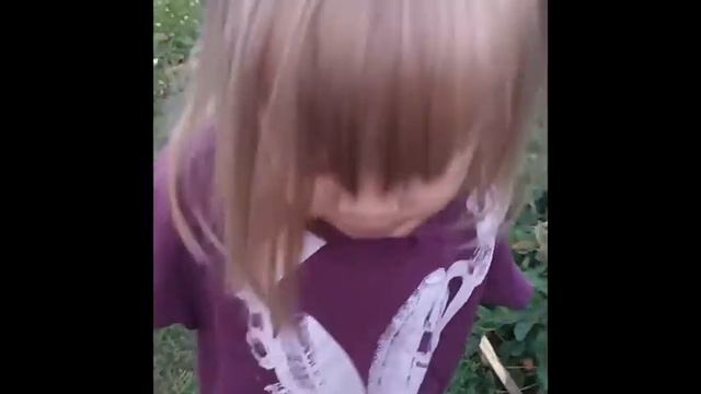 ВЫХОДНЫЕ НА ДАЧЕ! Валюшка отдыхает на даче, поет как милана и дурачится с детьми. смотреть онлайн