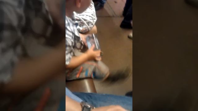 Мальчик поет в метро казачьи песни.3gp смотреть онлайн