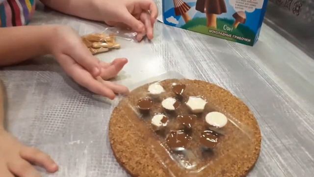 Сестрички делают шоколадные грибочки! смотреть онлайн