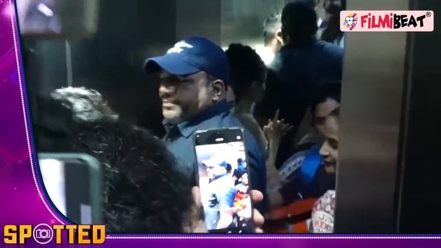 Urfi Javed Transparent top में दे रही थी Pose, ऐसे देखते रहे ये Uncle, Video हुआ viral! FilmiBeat смотреть онлайн