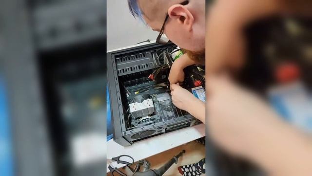 Целиком разбираю сгоревший комп во время стрима! смотреть онлайн