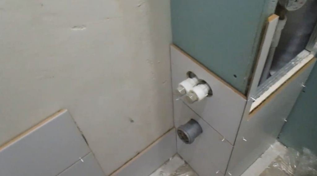 Ремонт в туалете кафельной плиткой смотреть онлайн