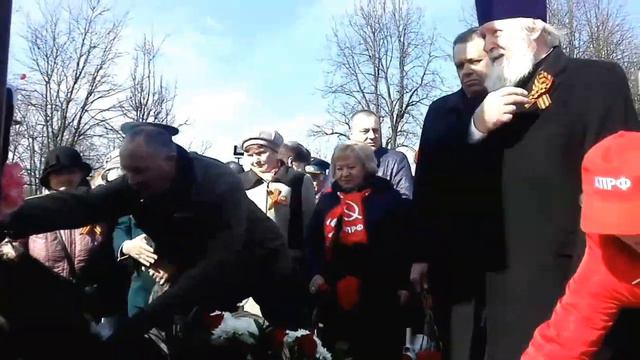Возложение цветов к стеле Города воинской славы смотреть онлайн