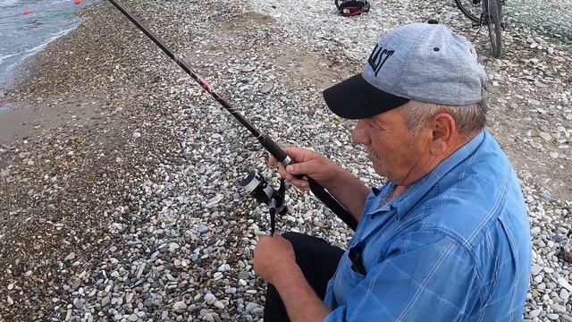 Местные рыбаки в море не купаются, поймал барабульку смотреть онлайн