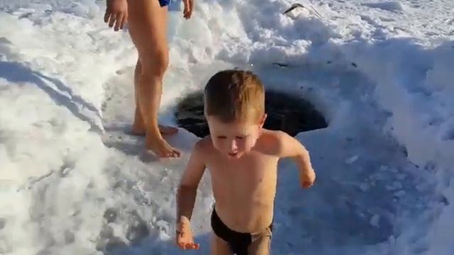 "Я САМ!" - в прорубь!!! Добрику 5 лет. "ЛЯПИХА" смотреть онлайн