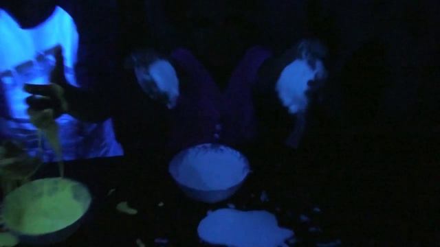 неньютоновская жидкость.Волшебная светящаяся в темноте!! Magic liquid glowing in the dark !! смотреть онлайн