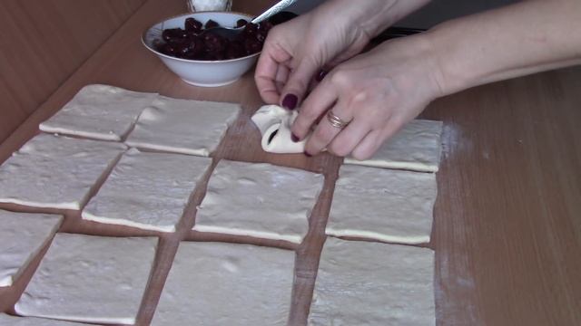 ЧТО ПРИГОТОВИТЬ ИЗ СЛОЕНОГО ТЕСТА /Слойки с вишней из Слоеного теста,домашняя выпечка смотреть онлайн