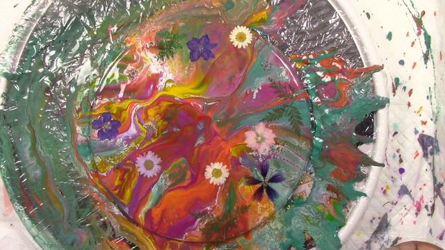 Create Beautiful Cracked Acrylic Pour Painting with added Flowers #fluidart #acrylicpouringtechniqu смотреть онлайн