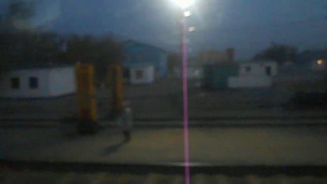 Поезд заезжает на станцию Сай-Отес (Сай-Өтес) - и прямо на рельсах стоит корова смотреть онлайн