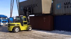 Вилочный погрузчик 7 тонн. Автопогрузчик разгружает контейнер