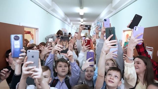Вернулся в ШКОЛУ? Встреча с одноклассниками и школьные истории! смотреть онлайн