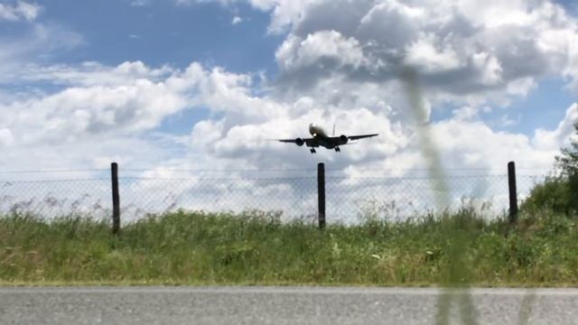 Delta Airlines B772 approaching Airport Nuremberg смотреть онлайн