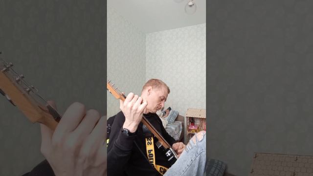 Если у бати есть электрогитара 🎸, то будильник не нужен! I wake my son with an electric guitar. смотреть онлайн
