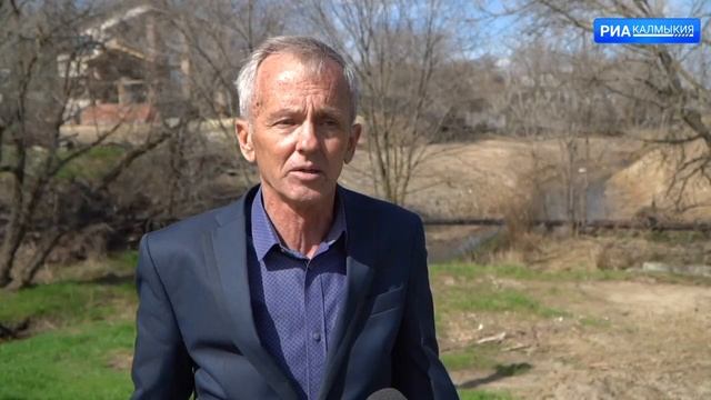 В столице республики на Николаевском мосту прошел, осмотр р. Элистинка смотреть онлайн