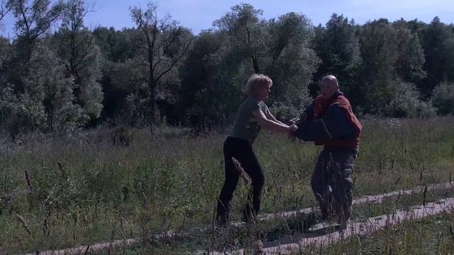 Собак Учат Эффективной Защите от Нападения Опасного Противника. Дрессировка Собак на Охрану Хозяин смотреть онлайн