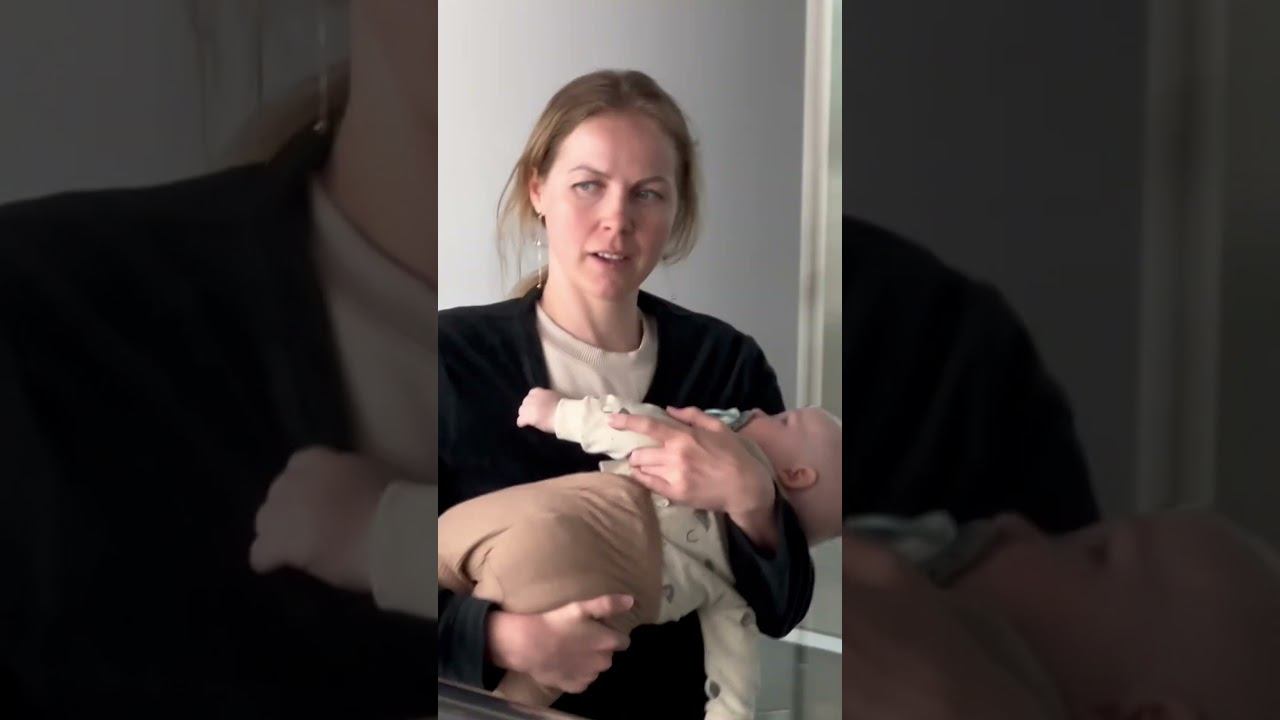 Несу ребенка в аэропорту смотреть онлайн