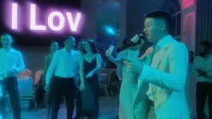 На свадьбе поет Денис Павлов, артист чувашской эстрады