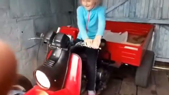 Дети слушают хор 