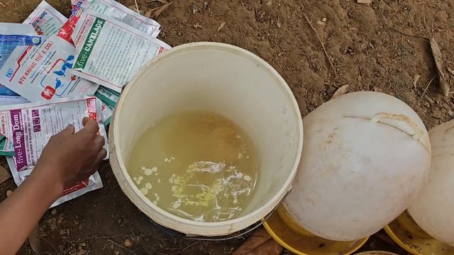Mass destruction of dead chickens. Selling chickens prevents the spread of disease. (201). смотреть онлайн