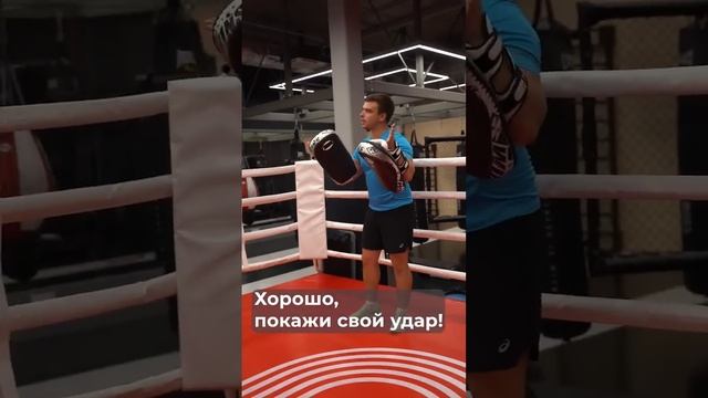 Клиент и тренер в зале бокса смотреть онлайн