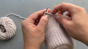 Шапка спицами с красивым узором. размер 54-55