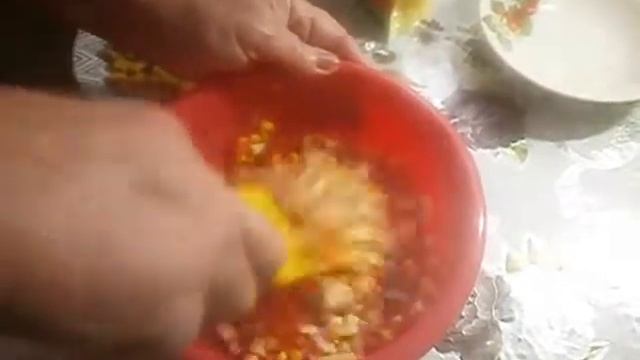 Салат с ветчиной и сухариками