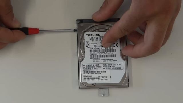 Toshiba Satellite L855 / L855D Serie: Austauschen der Festplatte смотреть онлайн