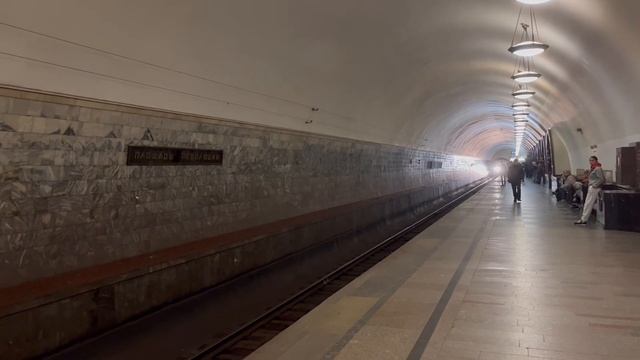 Русичи модификации.1 и .4 на станции «Площадь Революции» смотреть онлайн