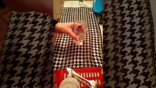 перевернутый стакан с водой смотреть онлайн