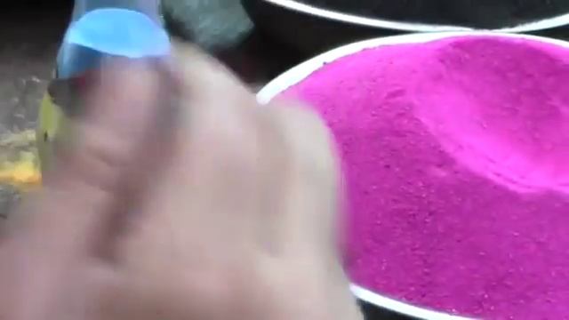 Парень рисует песком в бутылке! Очень красиво! смотреть онлайн