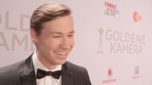 Red Carpet Interview mit David Kross | GOLDENE KAMERA 2016 смотреть онлайн
