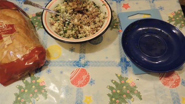 Салатик из рыбки на скорую руку/Горячие бутерброды смотреть онлайн