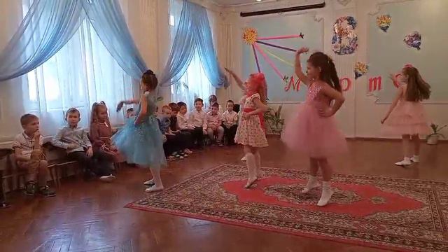 Танец "Маленькие модели" на весенний утренник смотреть онлайн
