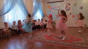 Танец "Маленькие модели" на  весенний утренник
