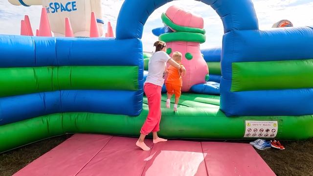 Ники и Крис Челлендж с боксами-сюрпризами в надувном замке смотреть онлайн