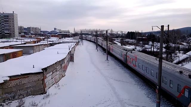 ЧС7 с пассажирским поездом отправляется со станции Миасс-1. смотреть онлайн