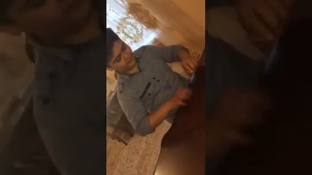 Барабанить руками на столе смотреть онлайн